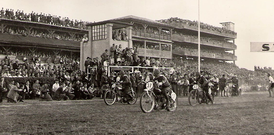 1947: Main Stand&nbsp;and Starting Gate,&nbsp;and&nbsp;120,000 spectator